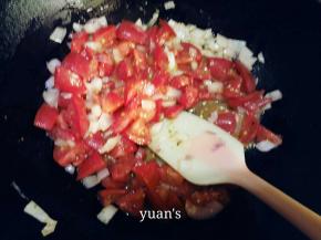 倒入西红柿、糖、盐用中火继续翻炒