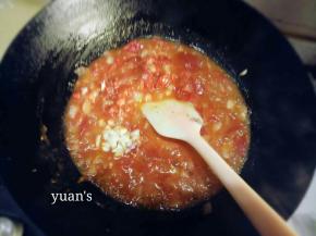 抄到西红柿出汤，加入蒜末