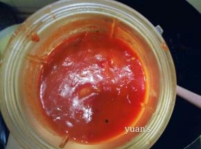 温度降低不烫手后，倒入料理机，打成泥
