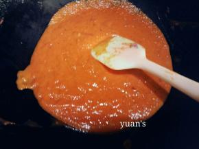 姜番茄泥倒入锅内继续翻炒，改用小火炒