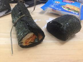 先用草绳绑起来固定一下，剪去多余紫菜边缘