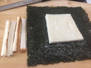 吐司切边后放入两片紫菜中间