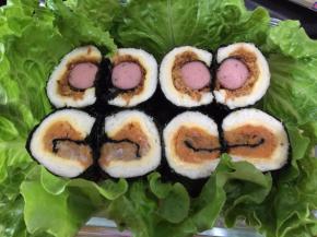 将吐司卷对半切开放入便当盒里