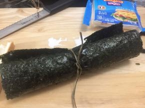 卷起后绑住剪去边缘多余紫菜即可