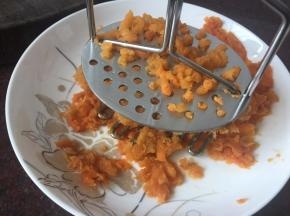 取出后压成泥