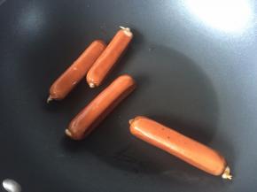 锅里加入少许油煎香火腿肠