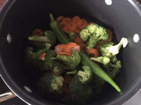 锅里烧开水后放入西兰花、秋葵、胡萝卜加入盐和油焯熟