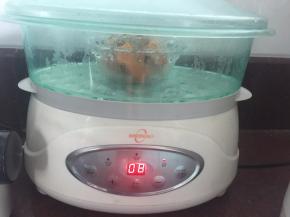 红薯去皮切块后放入蒸锅蒸熟