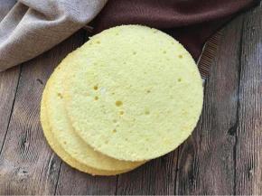 烤好一个6寸戚风蛋糕。做法烘焙帮有的。均分成三片。