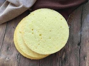 烤好一个6寸戚风蛋糕。做法烘焙帮有的。均分成三片。