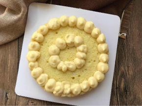 取一片蛋糕片，如图裱上两圈豆乳。