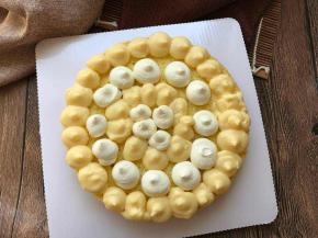 在空白处裱上奶油。