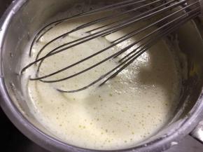 分次倒入熟豆浆，搅打至完全混合。