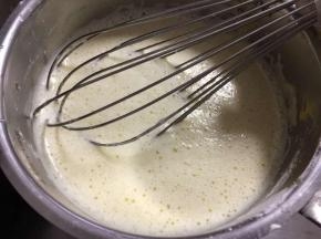 分次倒入熟豆浆，搅打至完全混合。