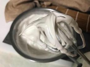 蛋白打成硬性发泡，即提起打蛋头有小尖角，打的过程中分3次加入白糖。
