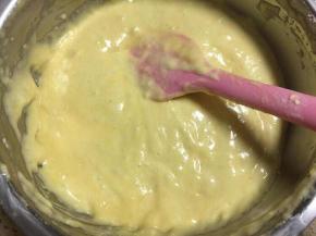 将蛋白和蛋黄糊分3次翻拌均匀，成为戚风糊。