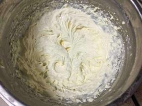 淡奶油加糖粉打至9分硬，即可以裱花的程度。