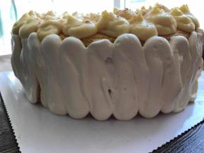 四周涂满奶油。