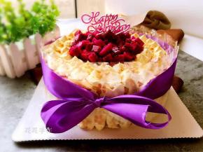 四周围上围边绑上丝带装饰。