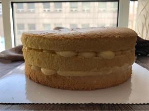 再盖上最后一片蛋糕片。