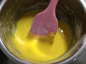 加入玉米淀粉再次搅拌均匀。