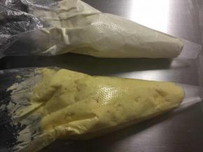 豆乳糊和淡奶油分别装入裱花袋，剪个小口儿。