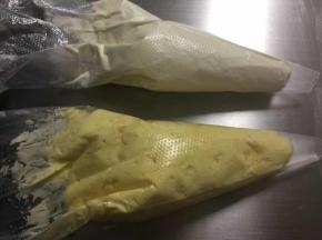 豆乳糊和淡奶油分别装入裱花袋，剪个小口儿。