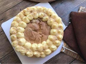 裱上两圈豆乳留出中间空白。