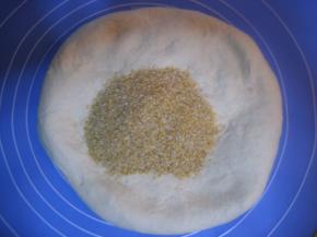 除胚芽外的材料揉至扩展阶段（可拉出大片不结实的薄膜状态），加入胚芽揉匀；