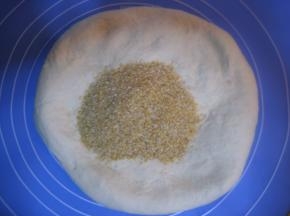 除胚芽外的材料揉至扩展阶段（可拉出大片不结实的薄膜状态），加入胚芽揉匀；