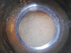 揉好的面团放入容器，盖上保鲜膜进行基础发酵；