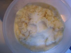 打好的豆浆过滤出豆渣，豆渣不用挤得太干，留些豆浆在里面，不用再加其他液体；