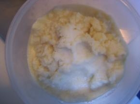 打好的豆浆过滤出豆渣，豆渣不用挤得太干，留些豆浆在里面，不用再加其他液体；