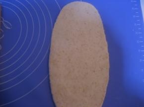 将松驰好的面团擀成椭圆形；