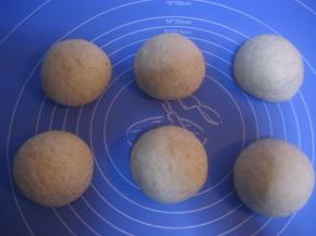 发酵好的面团排气，分割6等份，滚圆，盖上保鲜膜松驰15分钟；