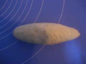 自下而上卷起，收口捏紧，整成橄榄形；