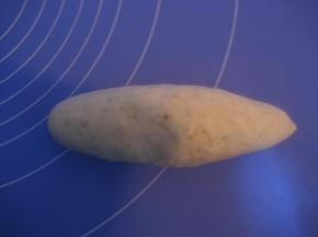 自下而上卷起，收口捏紧，整成橄榄形；