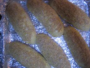 在发酵好的面团表面用锋利的刀片斜着划三刀，刷上蛋液，撒上适量胚芽；
烤箱预热190度，中层，烤20分钟（温度请视自家烤箱情况而定）。