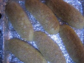 在发酵好的面团表面用锋利的刀片斜着划三刀，刷上蛋液，撒上适量胚芽；
烤箱预热190度，中层，烤20分钟（温度请视自家烤箱情况而定）。