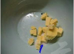 黄油软化后切小丁；低粉和泡打粉一起过筛；海苔片、肉松用剪刀剪碎；