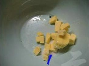 黄油软化后切小丁；低粉和泡打粉一起过筛；海苔片、肉松用剪刀剪碎；