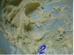 黄油+糖+盐用打蛋器搅拌至黄油蓬松、变白；