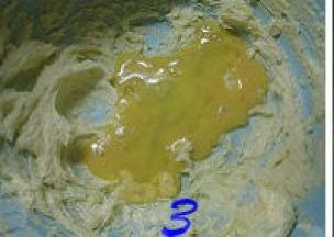 分次加入蛋液拌匀；