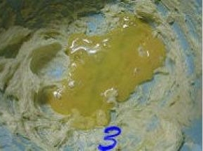 分次加入蛋液拌匀；