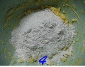 将低粉、泡打粉倒入打好的黄油蛋液中；