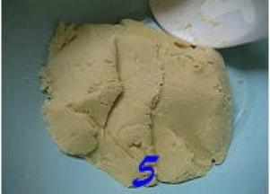 用刮刀以切压翻拌的方式将步骤4混合至无干粉状