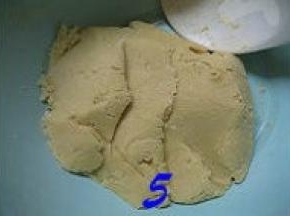 用刮刀以切压翻拌的方式将步骤4混合至无干粉状