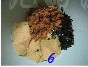 把肉松和海苔片放入步骤5，用手按压成团；