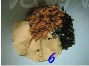 把肉松和海苔片放入步骤5，用手按压成团；