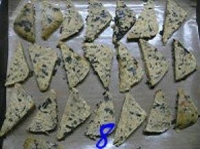 取出冷冻好的面团，切成每片约0.4CM的正方形厚片，每份再沿斜对角切成三角形，间隔排入垫上不沾油布的烤盘；烤箱预热180度，中层，烤20分钟（温度视自家烤箱情况而定），见饼干烤到两面金黄即可。